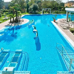 Harrys' Garden Hotel